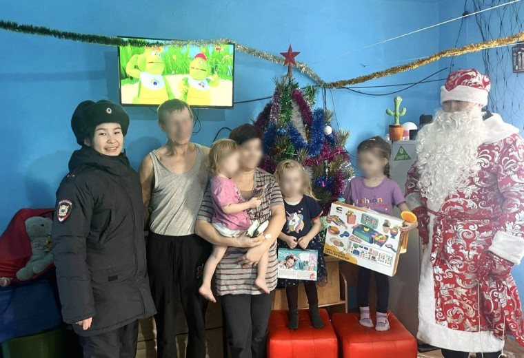🎁👮♂️В рамках всероссийской акции в костюм новогоднего волшебника облачился начальник подразделения участковых уполномоченных полиции и по делам несовершеннолетних отделения полиции по Кижингинскому району Бабу Намсараев.. 🎁👮♂️В рамках всероссийской акции в костюм новогоднего волшебника облачился начальник подразделения участковых уполномоченных полиции и по делам несовершеннолетних отделения полиции по Кижингинскому району Бабу Намсараев..